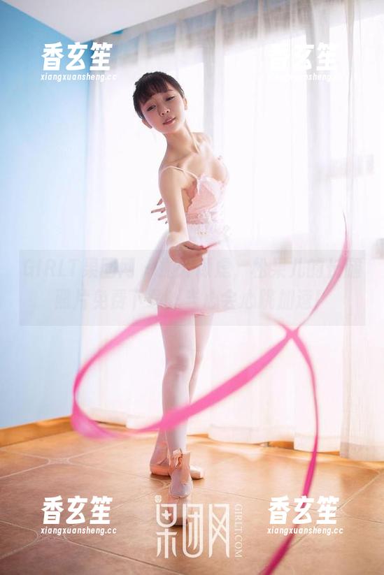 GIRLT果团网 - 抛开顾虑，松果儿的长腿照片免费下载，当心会心跳加速！