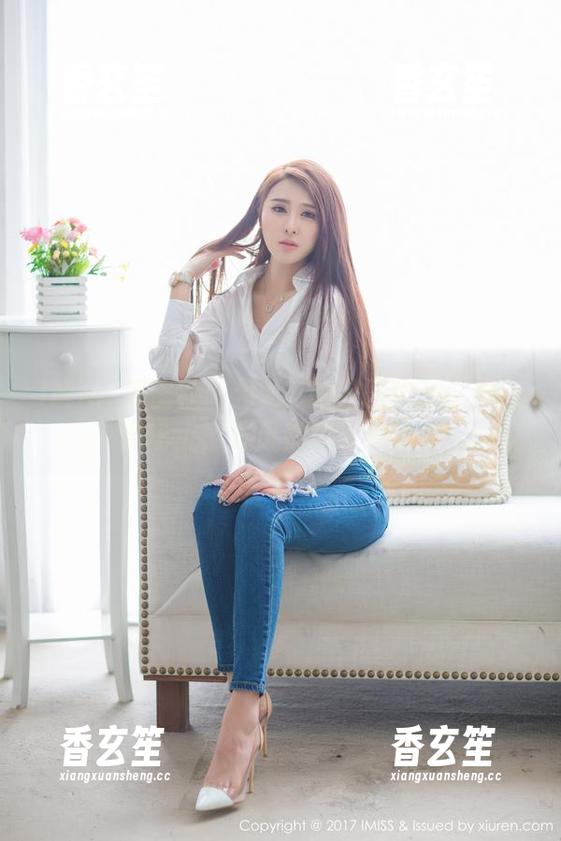 IMiss爱蜜社 - 梦心玥的校园作品：她在操场上，连风都停下来偷瞧