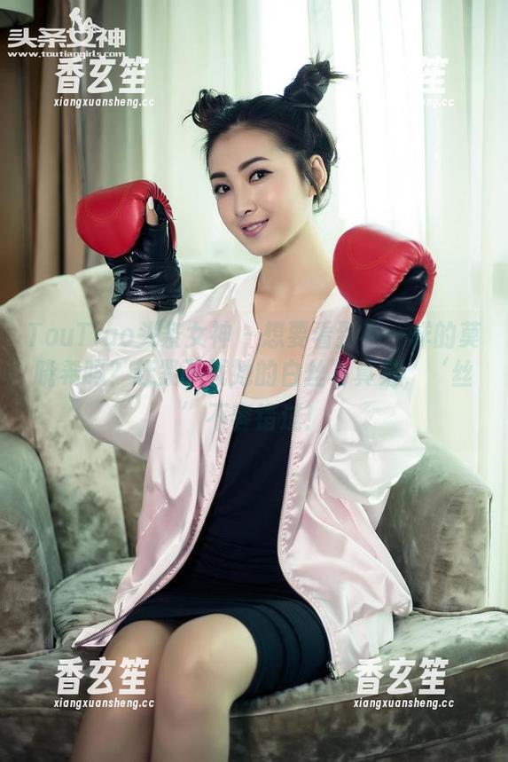 TouTiao头条女神 - 想要看到不一样的莫晓希吗？赶紧下载她的白丝写真集，‘丝’不容错过！