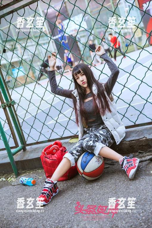TouTiao头条女神 - 马丽华的短裤写真集，图册背后藏着惊喜和俏皮！