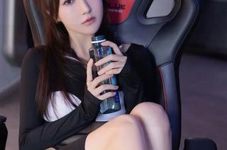 Xiuren秀人网 – Yomi悠蜜的白色蕾丝套装！图包里的每一张美图都能让你忘记减肥的烦恼！