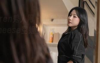 Xiuren秀人网 – 仿佛在空中漫游：妙可可Cheese空姐的原图更新，让人心跳加速！