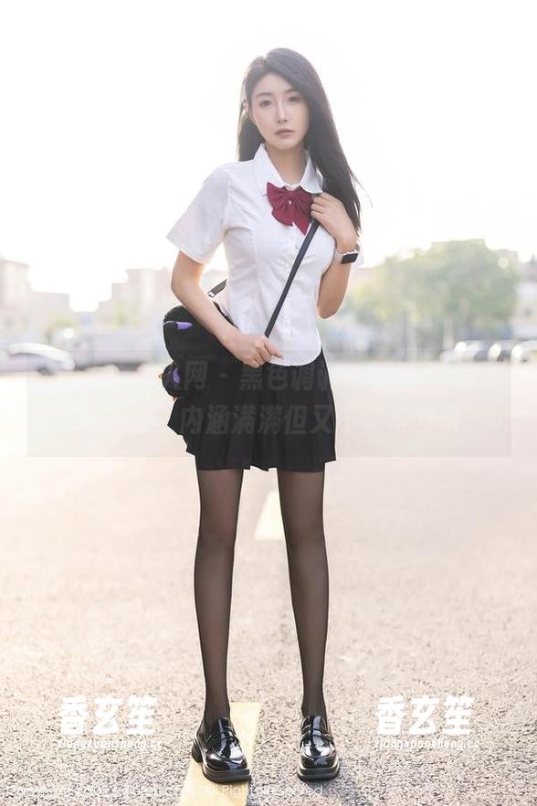 Xiuren秀人网 - 黑色调调，娇喘JC的私拍图包，内涵满满但又不显得复杂