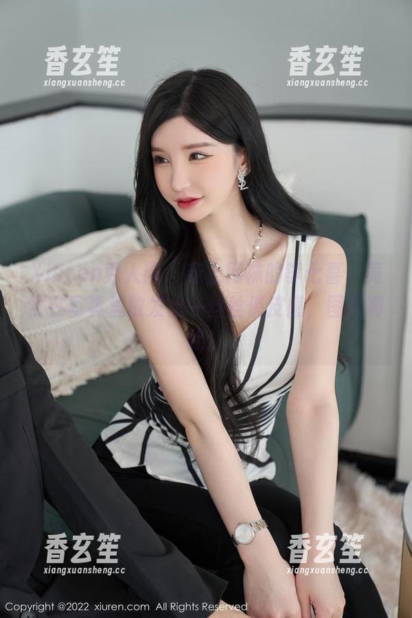 Xiuren秀人网 - 穿上网袜的李七喜，竟然在写真里散发出一丝丝俏皮感，图片真绝！