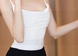 Xiuren秀人网 – 一边欣赏薇薇酱的黑丝在线美图，一边心里默念：什么时候我也能这么自信！