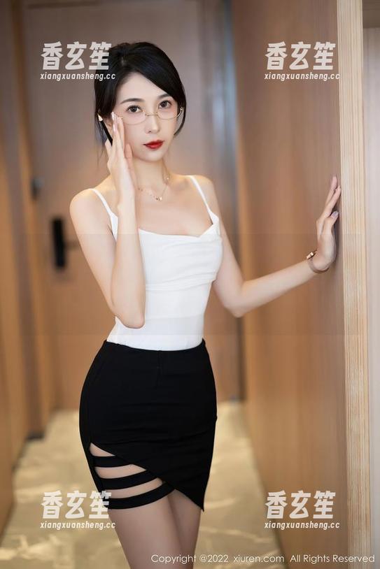 Xiuren秀人网 - 一边欣赏薇薇酱的黑丝在线美图，一边心里默念：什么时候我也能这么自信！