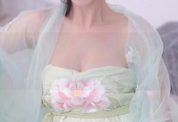 Xiuren秀人网 – 白色优雅：香澄在东京的高清写真，宛如晨光中的女神。