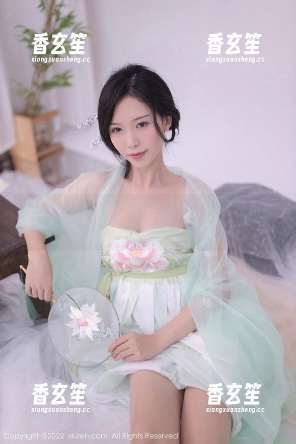 Xiuren秀人网 - 白色优雅：香澄在东京的高清写真，宛如晨光中的女神。