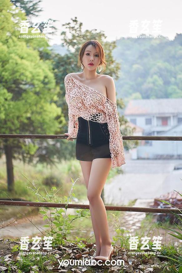 YouMi尤蜜荟-白亦Ada YouMi尤蜜荟 - 白亦Ada的高跟鞋大冒险:最新写真集,看她如何优雅地与地心引力斗争!