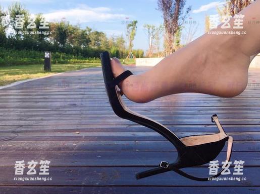 微密圈 - 不说别的，光是红色高跟和黑丝的搭配，就已经让丝月神的作品在图库里闪闪发光！