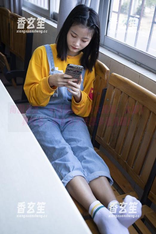 南国足艺 - 小韵最新写真大揭秘：大脚丫真好看，你会忍不住想多看几眼！