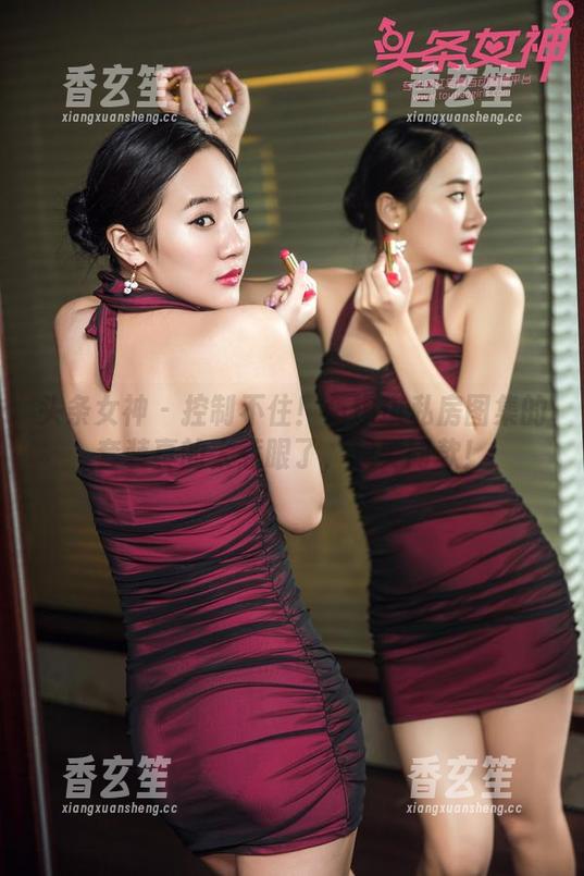 头条女神 - 控制不住！萌琪琪私房图集的套装真的太惹眼了，想要同款！