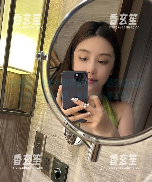 奶雯 微密圈 - 给你免费黑丝图包,奶雯的姿势真是,怎么说呢,喜感和美感兼具!