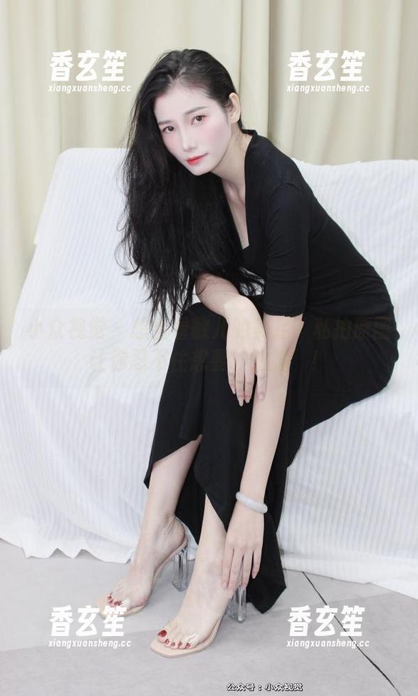 小众视觉 - 想看看敏儿的美足？私拍原图让你忍不住想要‘抬脚’！