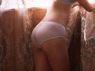 果团网 – 龚玥菲的修女日常，高清写真中的禁忌之美。