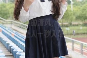 森萝财团 – 湖边的清风，依依搭配白丝，私房美图让人一秒入夏的感觉！