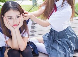 爱蜜社 – 丝袜里的莉莉Lily：我在图片和下载界限徘徊，你要不要来一脚？