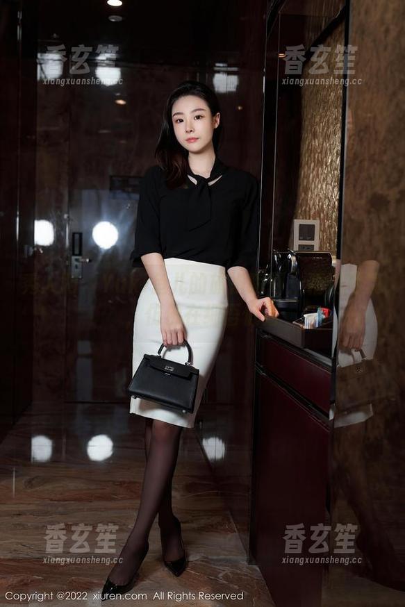 秀人网 - Yuki鱼儿的旗袍瞬间：精选写真，仿佛在细语低语