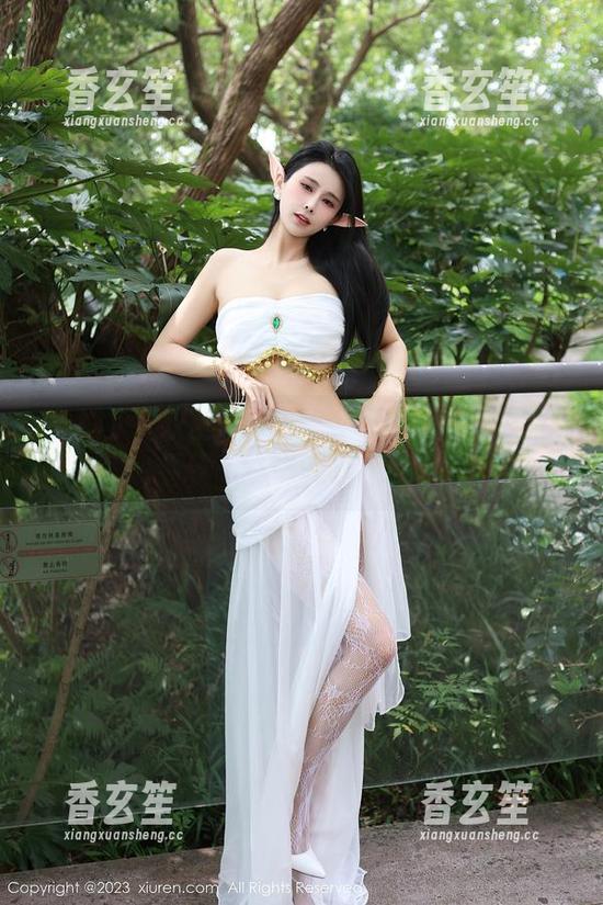秀人网 - 双笙Alina泳衣高清图集：一边看，一边想，你懂的！