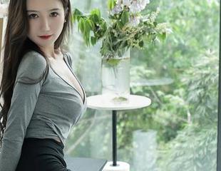 秀人网 – 从原图到壁纸，小逗逗的海边瞬间，阳光下的快乐瞬息万变