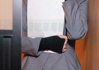 秀人网 – 汐汐爱吃草莓的泳池照片：原图就是壁纸的完美典范，心跳加速！
