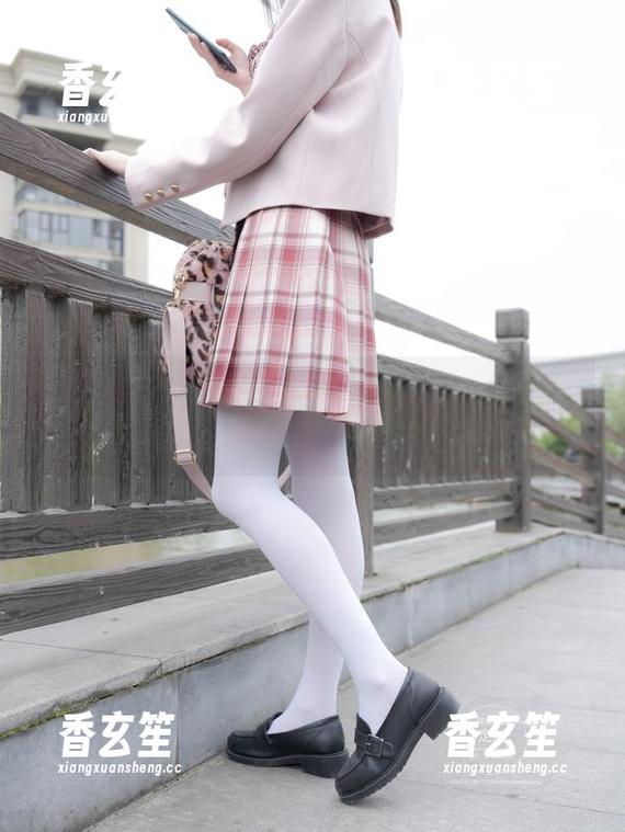 紧急企划 - 优等生小恩的写真课，试卷被美丽占满了？