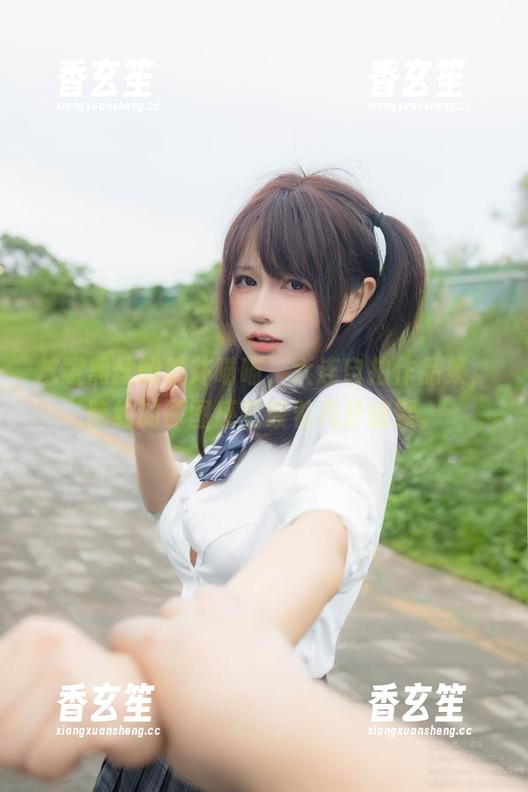 炫耀黑丝的荒井喵喵，六连自拍作品集，隐约的原图感觉嵌着几分幽默。