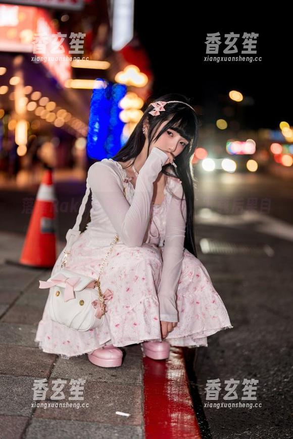 落落Raku女王的私房写真，下载后果自负！