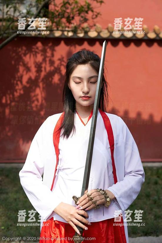 蜜桃社 - 如果眼镜会说话，伊素妍肯定在跟你悄悄耳语。原图在此，图片万千情绪，一起发光吧！