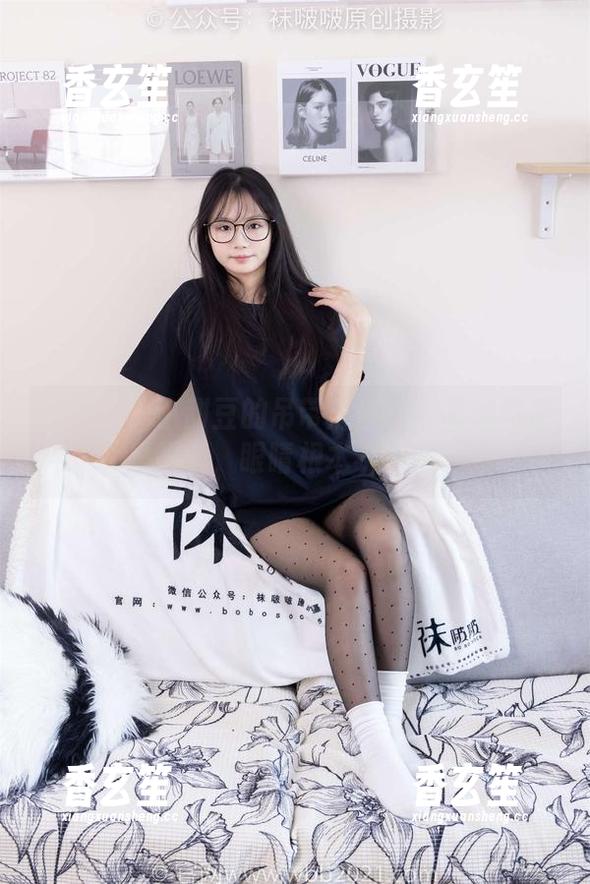 袜啵啵 - 小甜豆的吊带黑丝：在高清图库里徘徊，眼睛根本不够用。