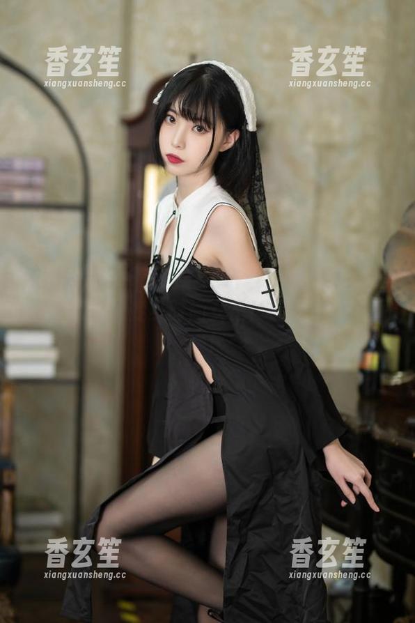 许岚LAN的OL短裙写真，快来看看这个短裙怎么一秒变身时尚女王！图包含金量满满！