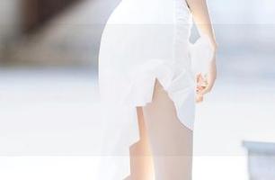 语画界 – 杨紫嫣Cynthia花嫁原图:不知道她拍完后有没有被这些美丽的花瓣给压到？