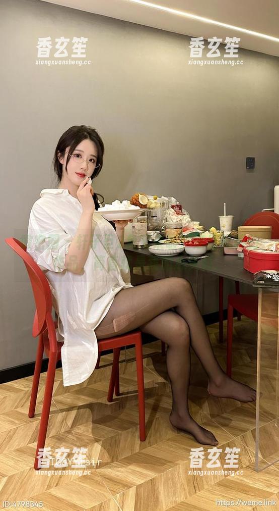 轩子巨2兔 微密圈 - 轩子巨2兔又来啦!酒红礼服的作品,简直就是我的心头好。