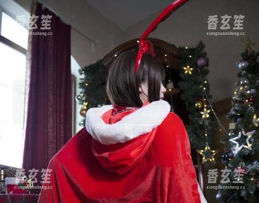 写真里的魅瞳meroko，礼服简直像是从梦里走出来的，但我有点担心她的头发...