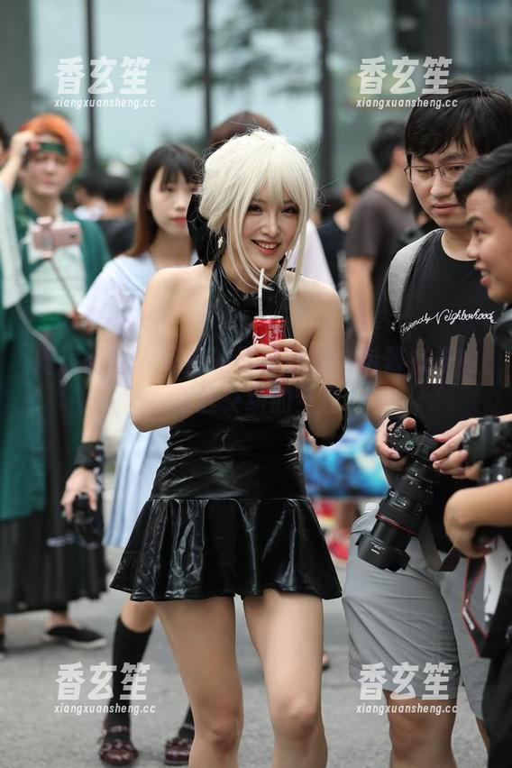 魔镜街拍 - 婷婷的夏日悠闲：包臀灰裙和薄丝交织的梦幻