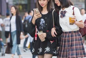 魔镜街拍 – ‘肉丝’不仅是吃的，婷婷在寒风中教你品味圣诞写真！