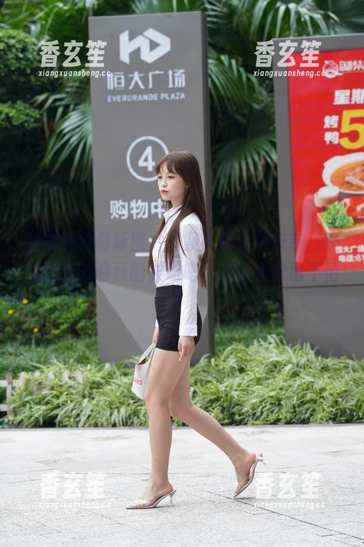魔镜街拍最新图片：紧身裤女神来袭，快来感受那曲线的波动吧，不会游泳也不怕！