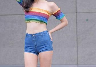 这正是我爱看的：肉丝黑丝的魔镜街拍分享，天台简直绝了！