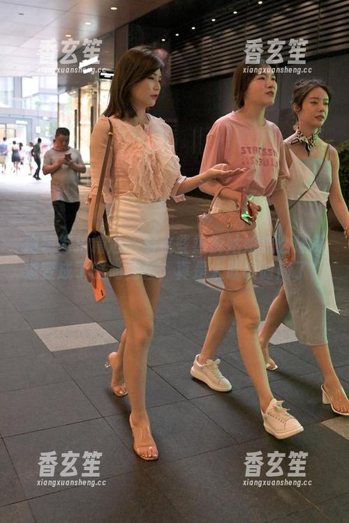魔镜街拍精选：看这些热裤姑娘怎么让街道变成了时尚舞台，真是太耽误时间了！