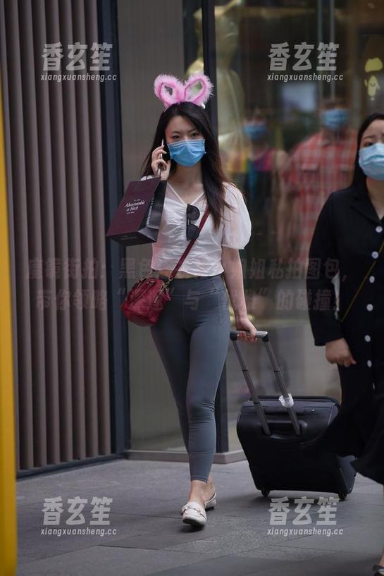 魔镜街拍：黑色连衣裙小姐姐私拍图包，带你领略“深邃”与“优雅”的碰撞！
