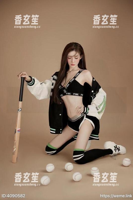 黎允熙 微密圈 - 短裤里的黎允熙:高清分享,仿佛在说‘看我的风范’!