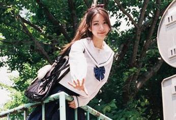 黑川万圣节照片，仿佛在说：‘快来我这里变身吧’。